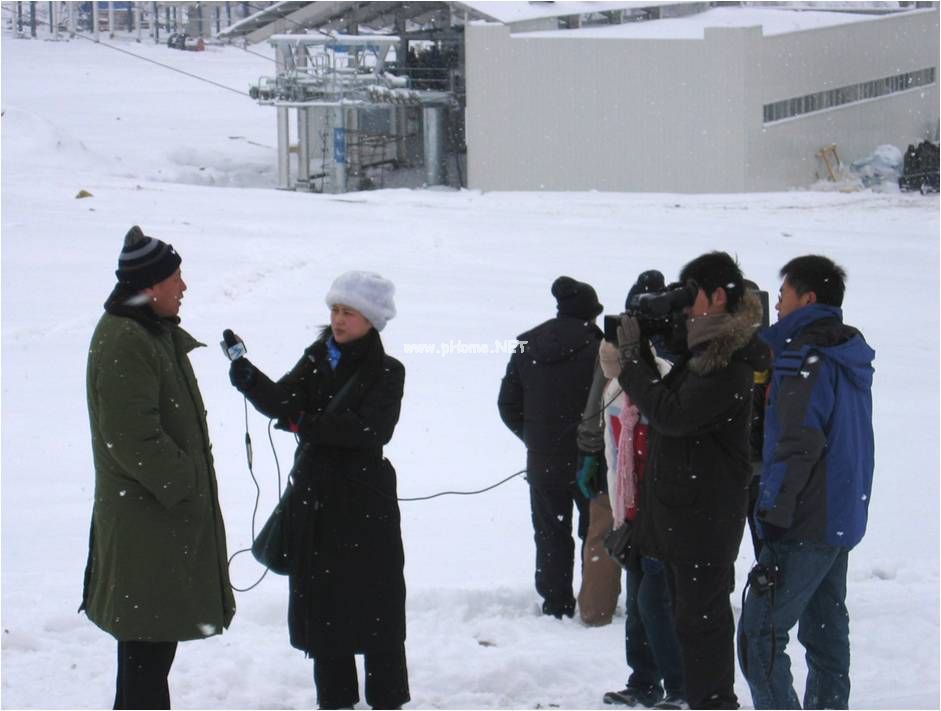 記著采訪我方人員，解說現(xiàn)場